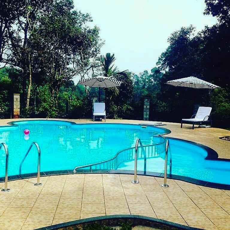 Bazén v ubytování Indeevara Luxury Resort and Spa, Wayanad nebo v jeho okolí