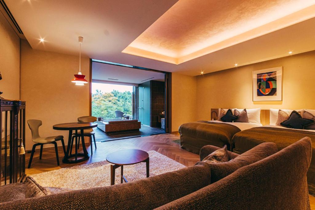 Habitación con cama, sofá y mesa. en THE HIRAMATSU HOTELS & RESORTS SENGOKUHARA HAKONE, en Hakone