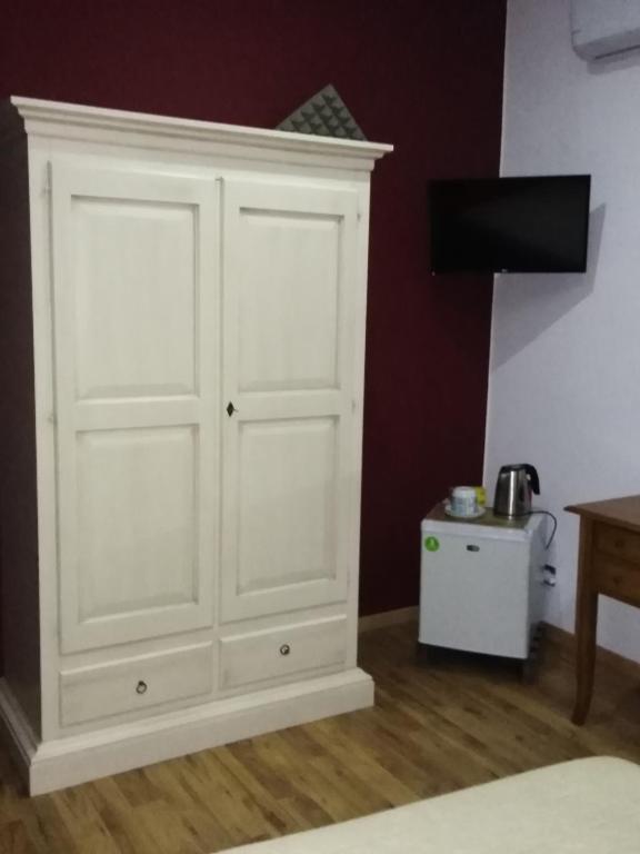 Televízia a/alebo spoločenská miestnosť v ubytovaní B&B Le Vie del Borgo
