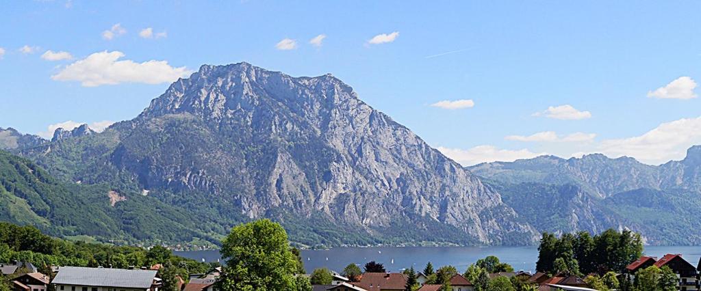 a view of a mountain range with a town and a lake at SONNSTEIN APARTMENT in Altmünster