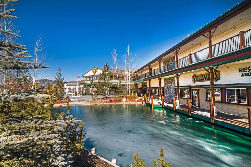 une masse d'eau devant un bâtiment dans l'établissement Holiday Inn Resort The Lodge at Big Bear Lake by IHG, à Big Bear Lake