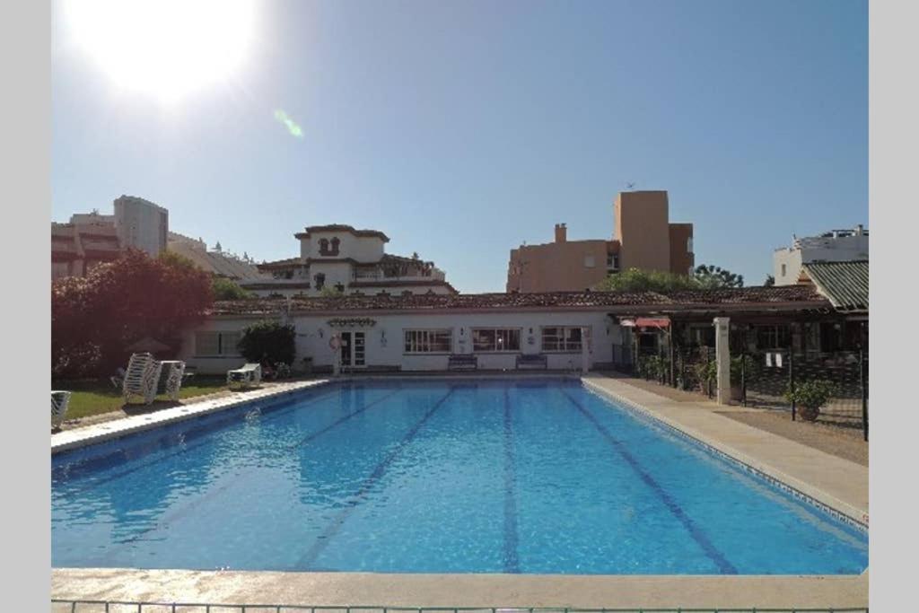 une grande piscine en face d'un bâtiment dans l'établissement Carihuela Palace Studio 419 Beach - Playa, à Torremolinos