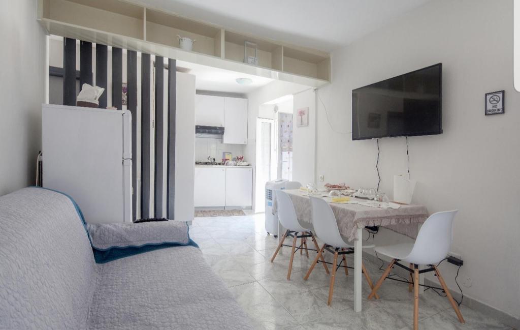 Televízia a/alebo spoločenská miestnosť v ubytovaní ControVento Apartament II