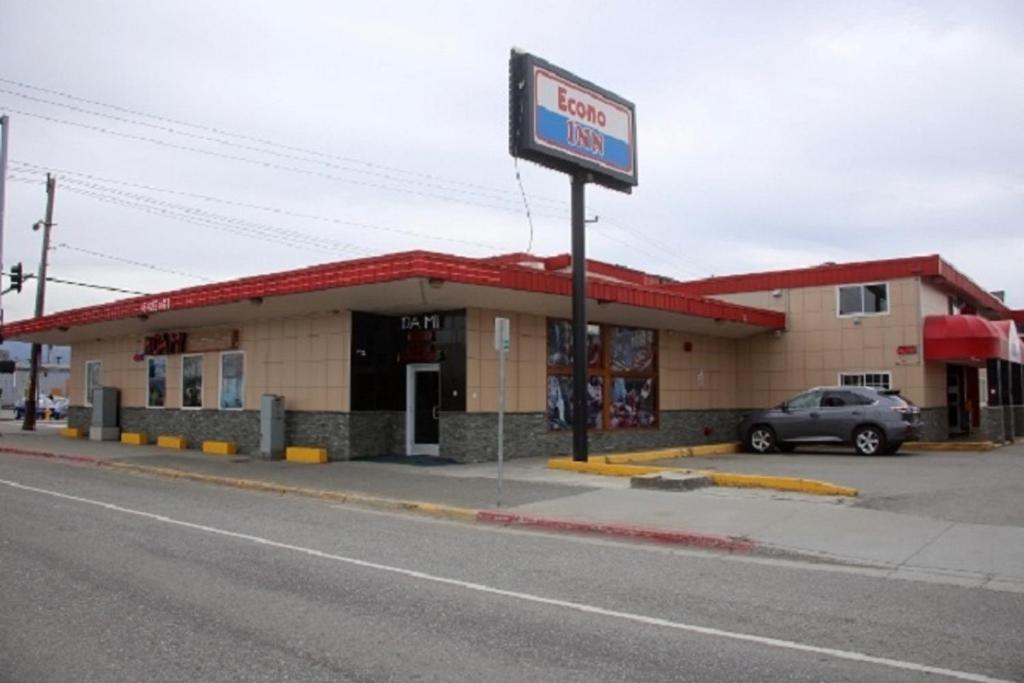 una gasolinera con un cartel delante en Econo Inn, en Anchorage