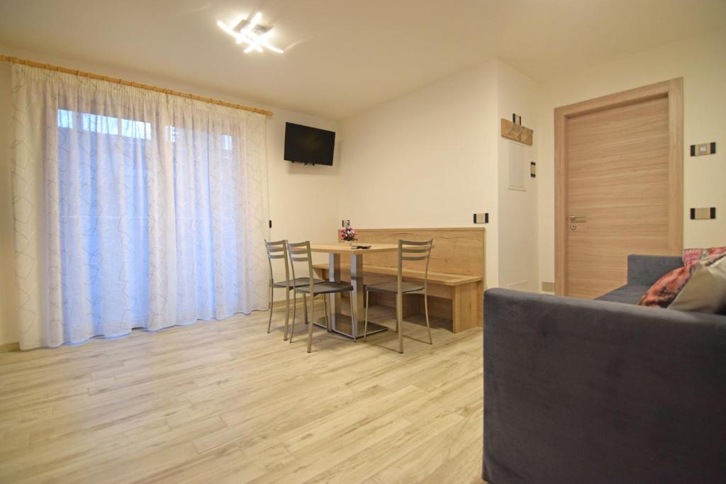 TV a/nebo společenská místnost v ubytování casa vacanze arcobaleno