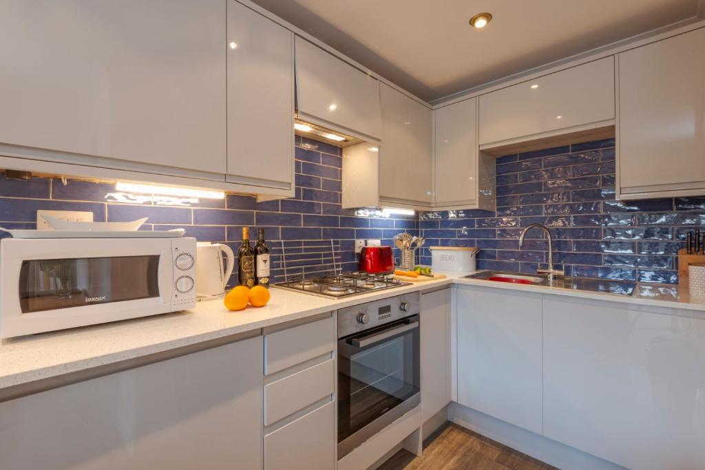 Кухня или мини-кухня в Beachcombers Apartments
