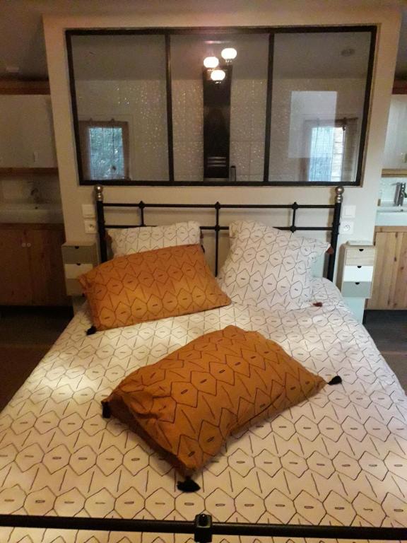 1 dormitorio con 2 camas con almohadas de color naranja en Le 120, en Entrecasteaux
