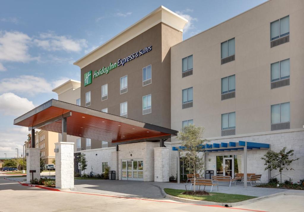 卡勒尼的住宿－Holiday Inn Express & Suites - Plano - The Colony, an IHG Hotel，上面标有标志的酒店大楼