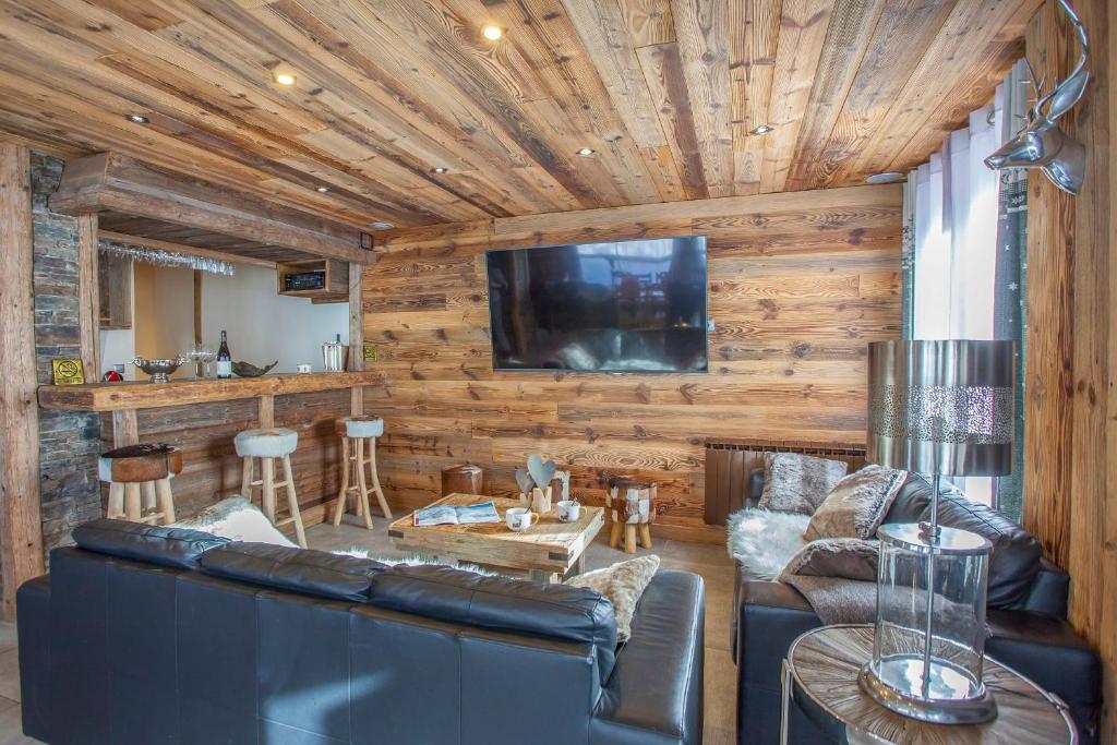 sala de estar con sofá y mesa en Luxurious flat w sauna in L'Alpe d'Huez - Welkeys, en LʼHuez