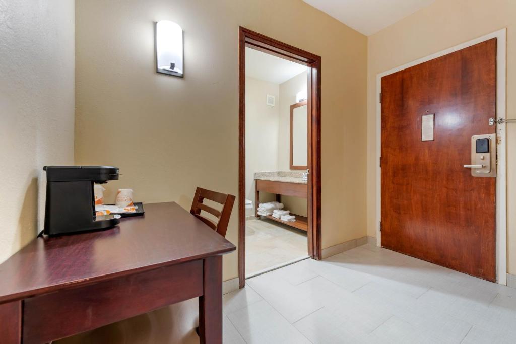 Comfort Inn & Suites Michigan City South - キングスイート ソファベッド付 禁煙