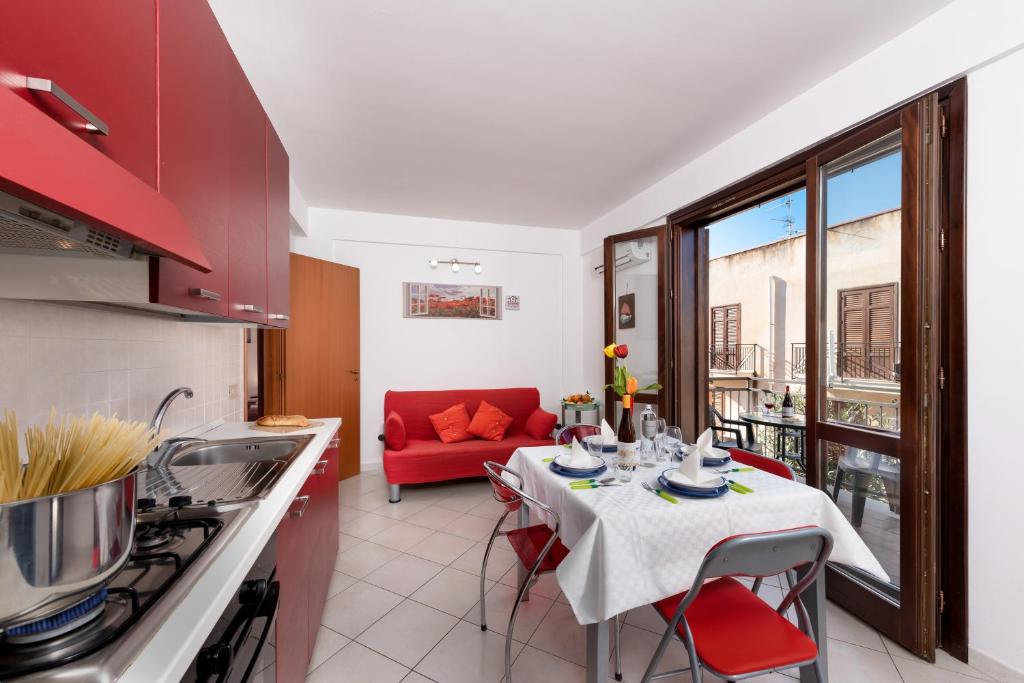 Een keuken of kitchenette bij I Tre Golfi - Appartamenti a 800 mt dal centro