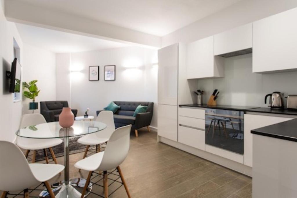 Kuchyň nebo kuchyňský kout v ubytování Abbott House by Viridian Apartments