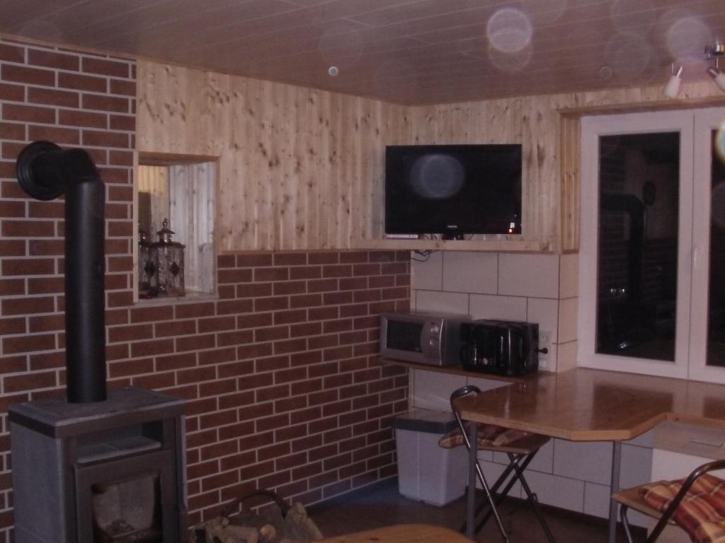 cocina con pared de ladrillo y fogones en Halmis FeWo, en Derenburg