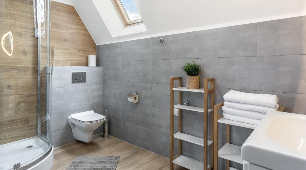 Kúpeľňa v ubytovaní TWOJA CHATA Apartamenty pod niebem zarezerwuj na podhalami pl