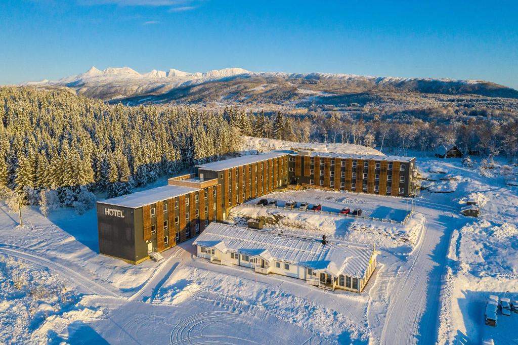 une vue aérienne sur un hôtel dans la neige dans l'établissement Aiden by Best Western Harstad Narvik Airport, à Harstad