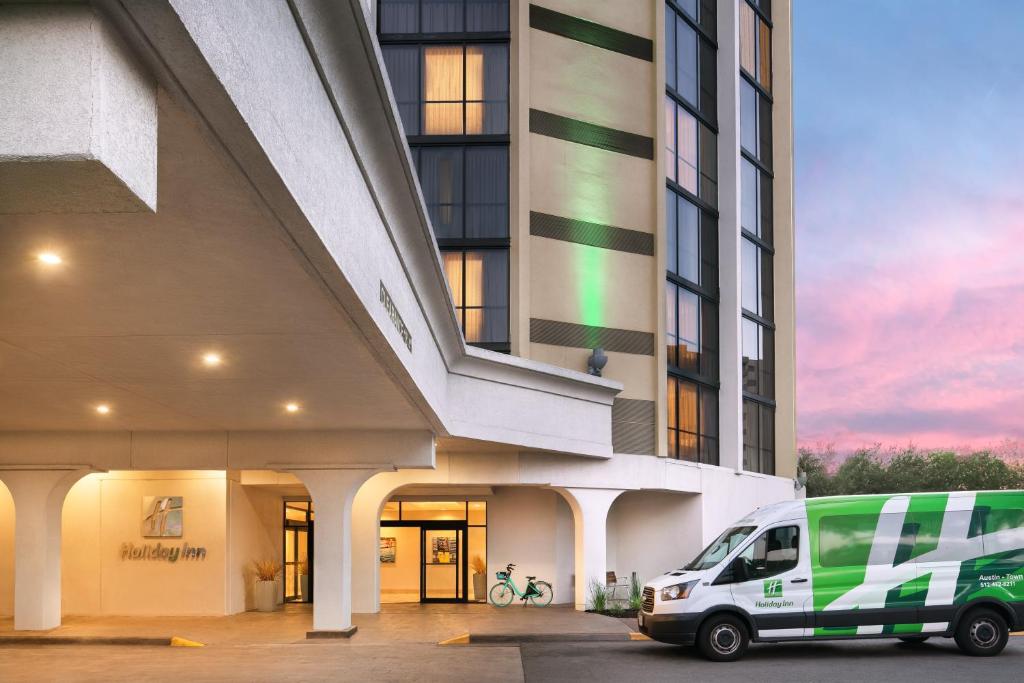 un furgone parcheggiato di fronte a un edificio di Holiday Inn Austin -Town Lake, an IHG Hotel ad Austin