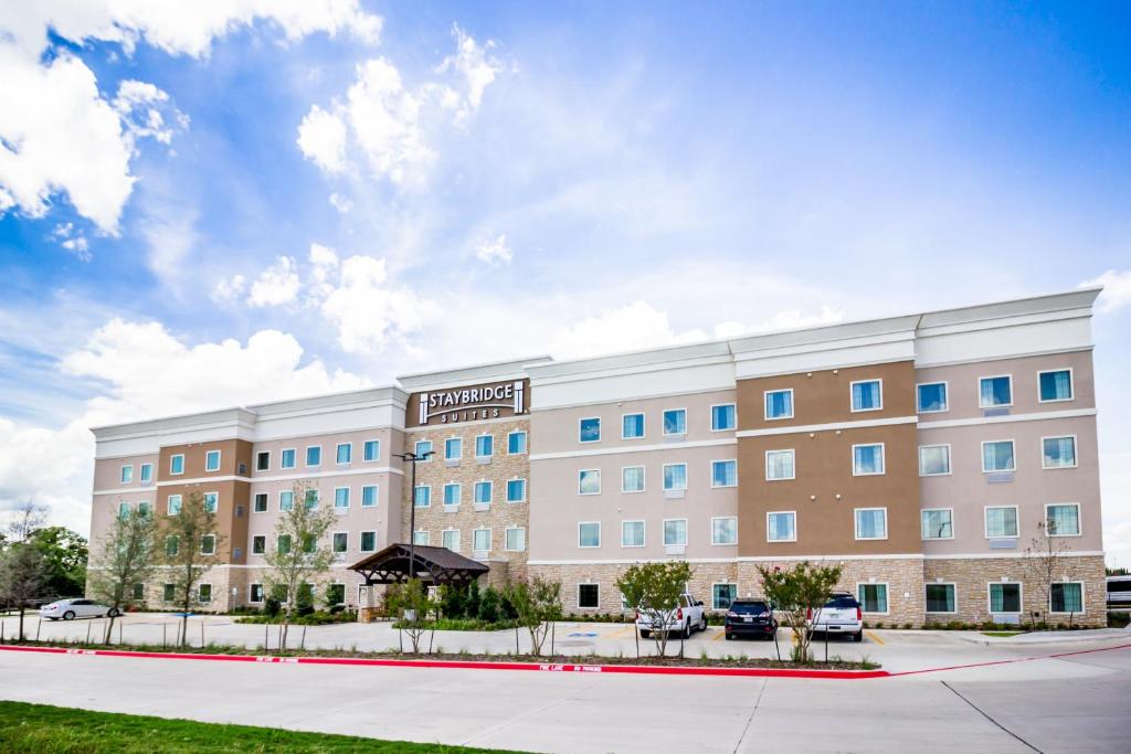 un hôtel avec un grand bâtiment dans l'établissement Staybridge Suites Plano - Legacy West Area, an IHG Hotel, à Frisco