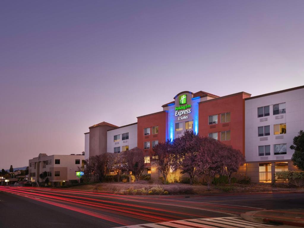 un bâtiment avec un panneau d'hôtel sur le côté d'une rue dans l'établissement Holiday Inn Express Hotel & Suites Belmont, an IHG Hotel, à Belmont