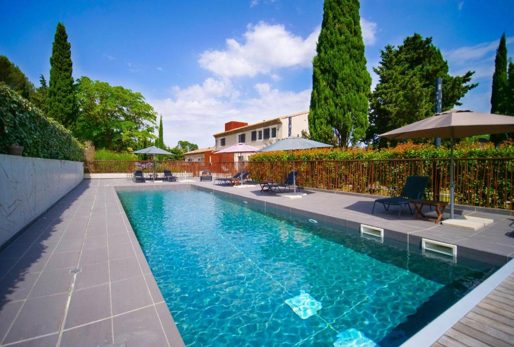 - une piscine au milieu d'une cour dans l'établissement Hotel Pont Levis - Franck Putelat, à Carcassonne