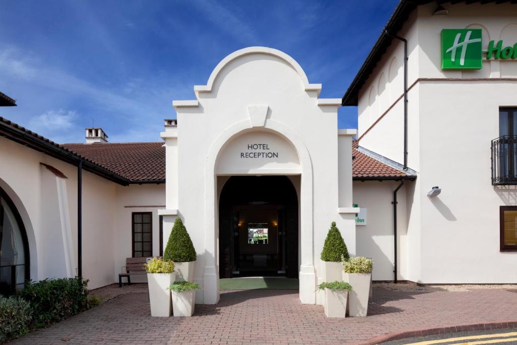 uma entrada do hotel com uma placa que diz "Mantenha a Irlanda" em Holiday Inn Birmingham Bromsgrove, an IHG Hotel em Bromsgrove