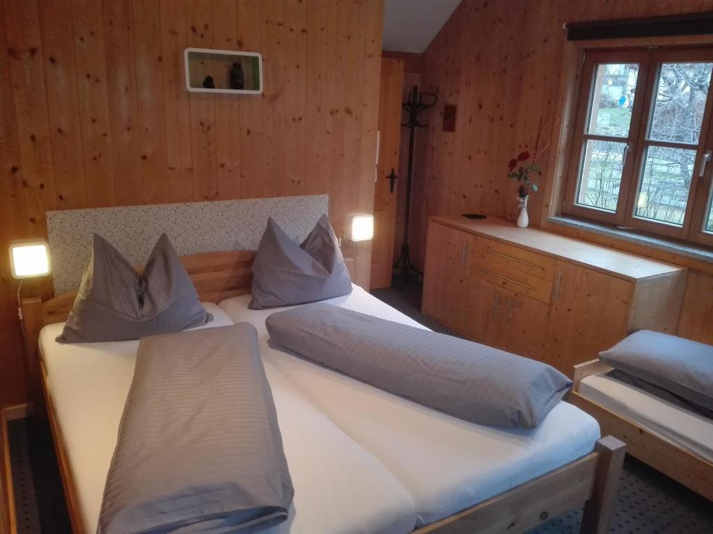 een slaapkamer met 2 bedden in een kamer bij Ferienwohnung Holzer in Sankt Michael im Lungau