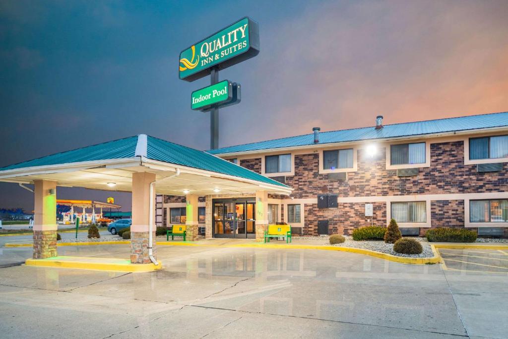 Quality Inn & Suites في دانفيل: فندق أمامه محطة بنزين