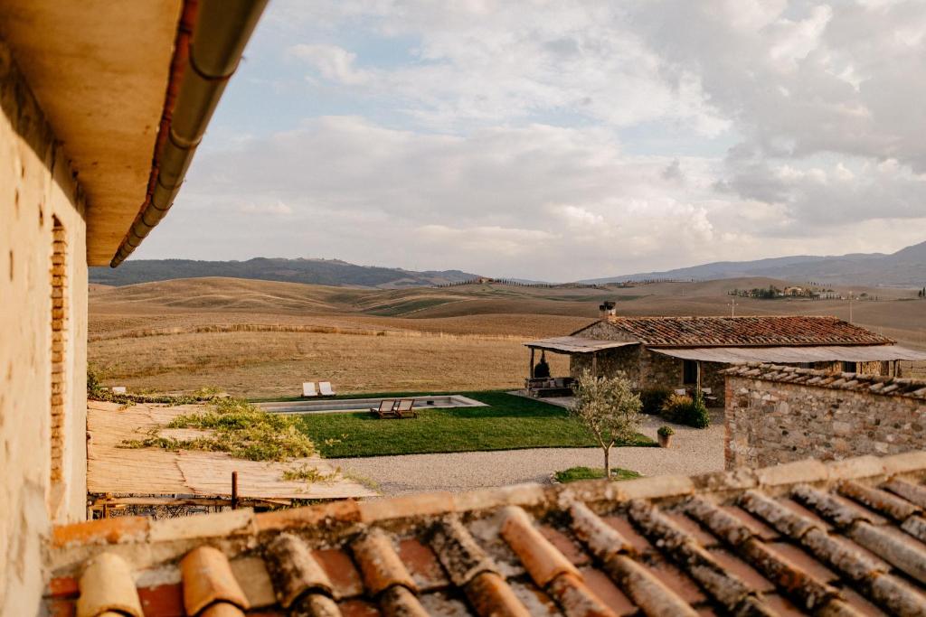 - une vue depuis le toit d'un bâtiment dans l'établissement Locanda in Tuscany, à Castiglione dʼOrcia