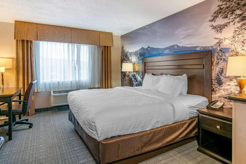 Clarion Pointe Medford - 