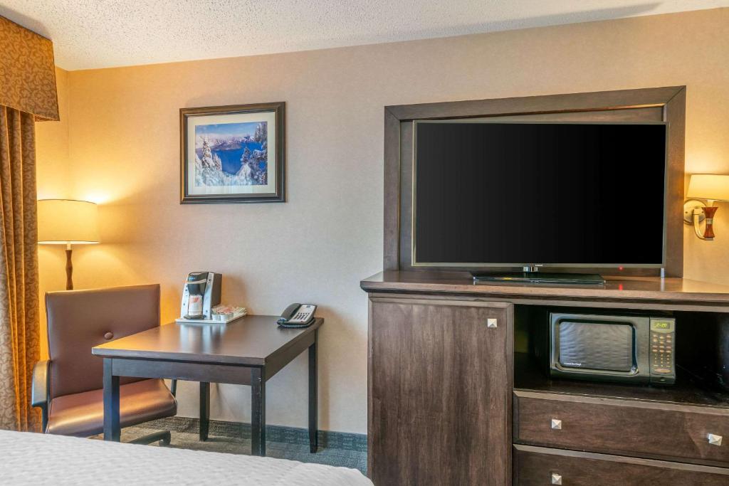Clarion Pointe Medford - 