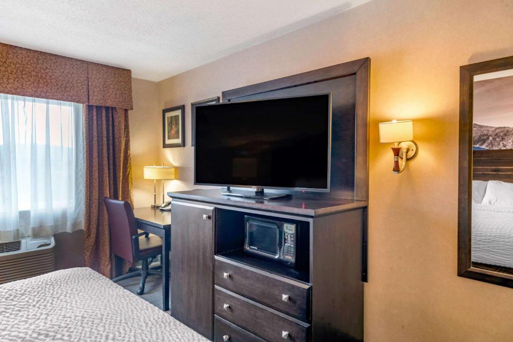 Clarion Pointe Medford - 