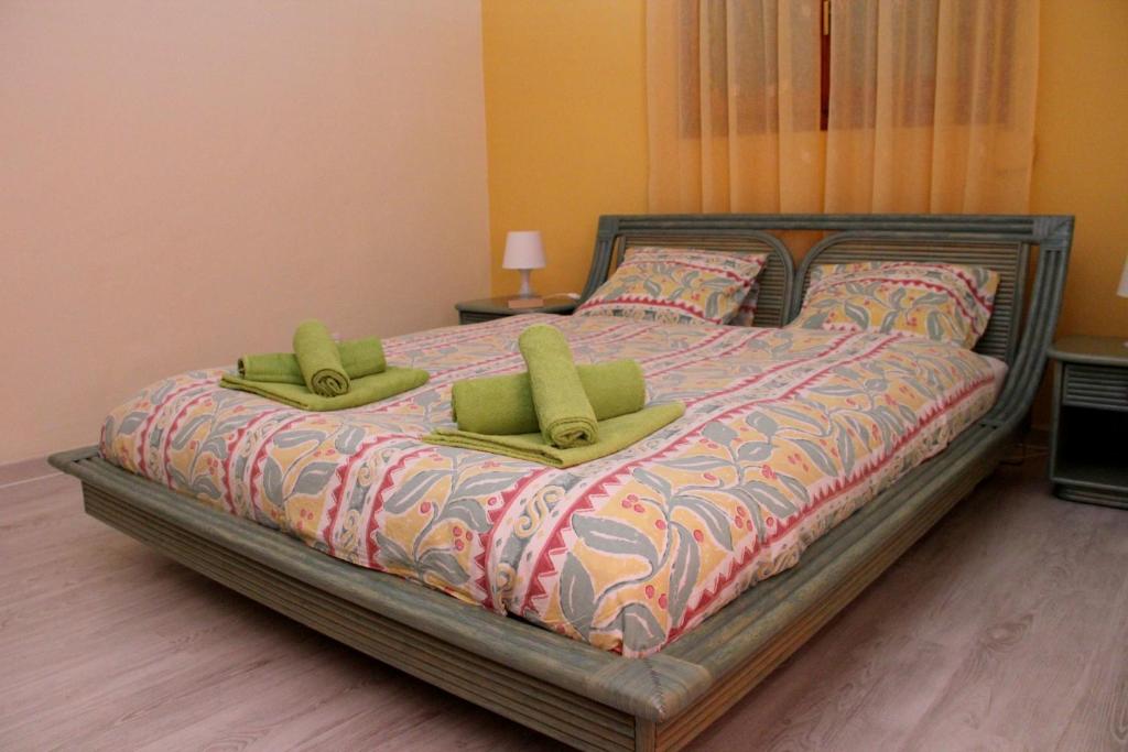 een slaapkamer met een bed met 2 groene kussens bij Casa Gran Vista, appartement, adults only in Jalón