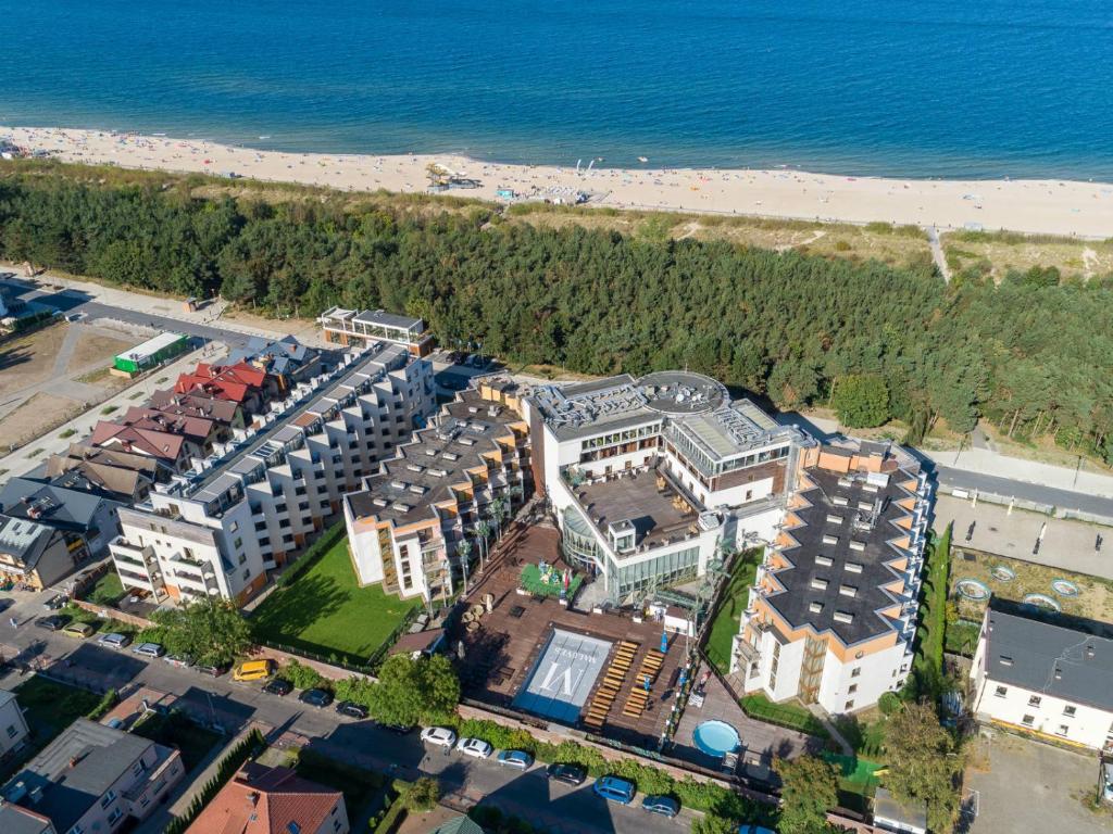 z góry widok na budynek w pobliżu plaży w obiekcie Apartamenty Karin Wladyslawowo we Władysławowie