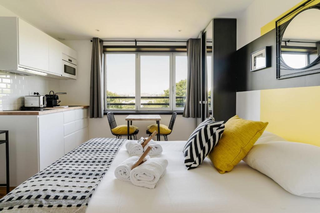 a bedroom with a bed with towels on it at GuestReady - Charming studio in Issy-les-Moulineaux in Issy-les-Moulineaux