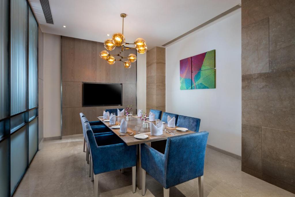 TV a/nebo společenská místnost v ubytování Royal Hometel Suites