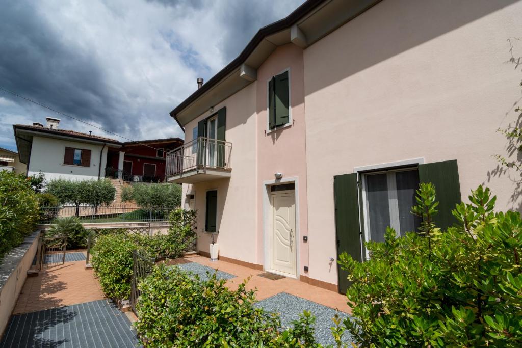 a house with green doors and a courtyard at CASAROSABELLA primo piano in Negrar