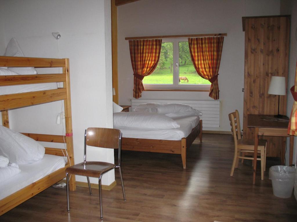 Postel nebo postele na pokoji v ubytování Reitstall und Saloon San Jon