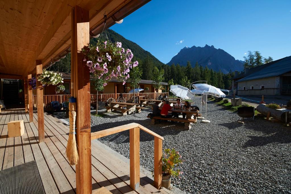 Nespecifikovaný výhled na hory nebo výhled na hory při pohledu z hotelu