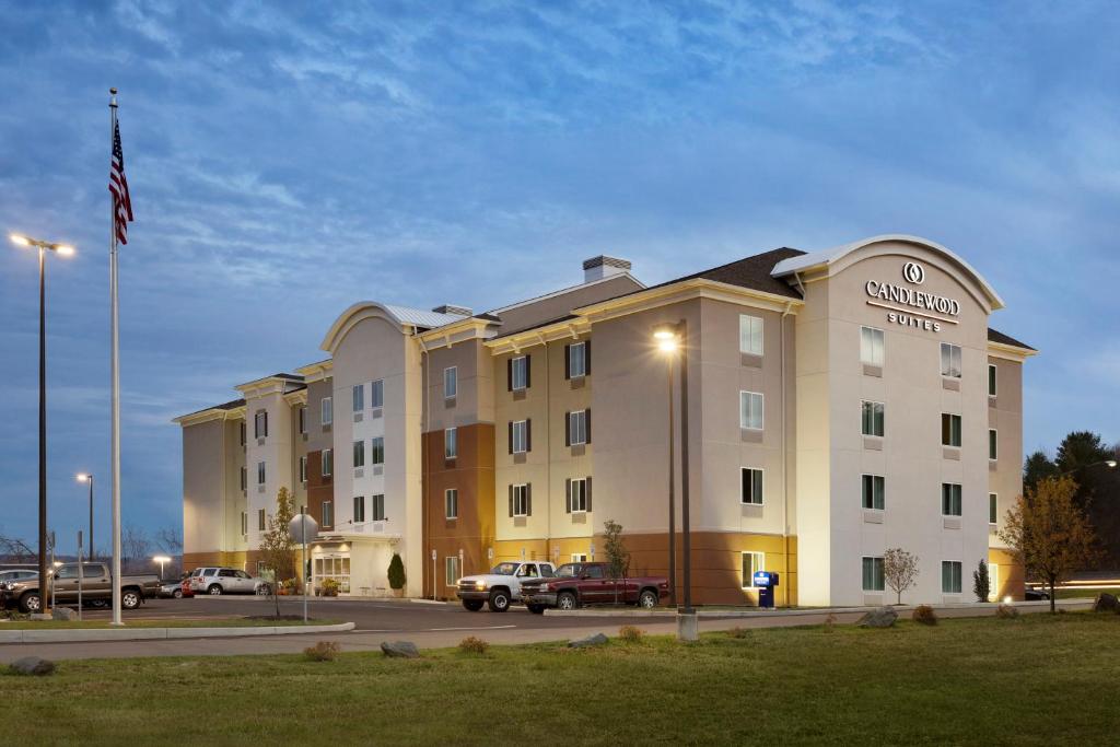 un edificio con un camión estacionado en un estacionamiento en Candlewood Suites Vestal - Binghamton, an IHG Hotel, en Vestal