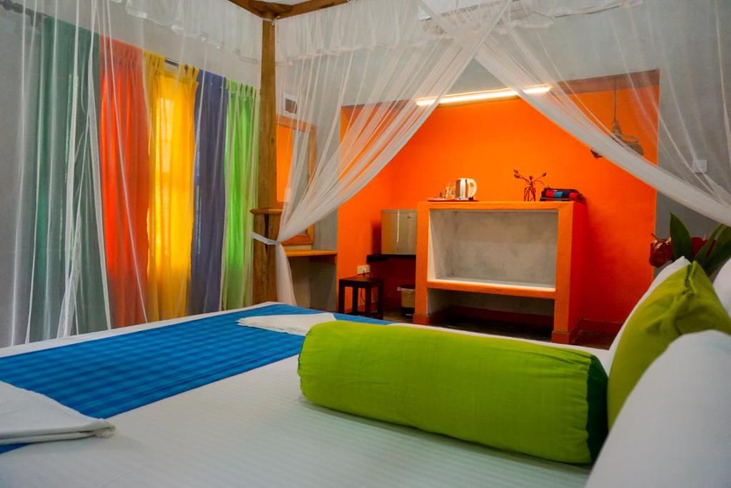 um quarto com uma cama com uma almofada verde em Villa Gaetano Unawatuna em Unawatuna