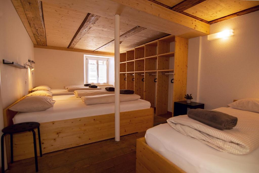 Postel nebo postele na pokoji v ubytování Sust Lodge am Gotthard