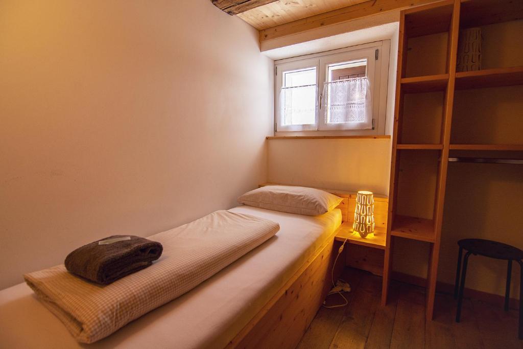 Postel nebo postele na pokoji v ubytování Sust Lodge am Gotthard