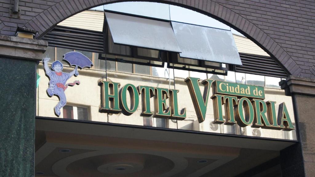 um sinal ao lado de um hotel em Hotel Ciudad de Vitoria em Santiago