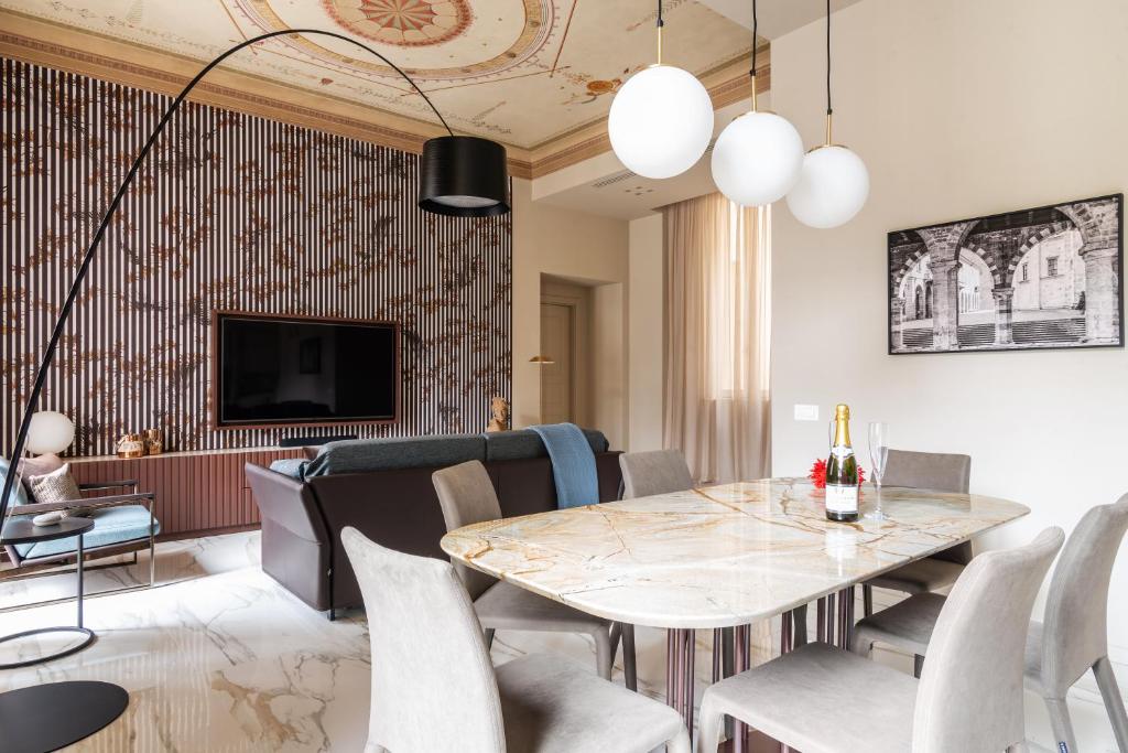 Телевизор и/или развлекательный центр в Palazzo Visconti - by MyHomeInComo