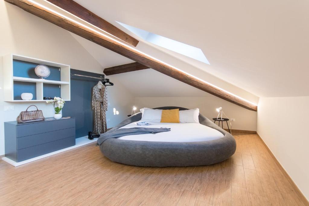 - une chambre mansardée avec un grand lit dans l'établissement Aqualago casa vacanze Suite, à Verbania
