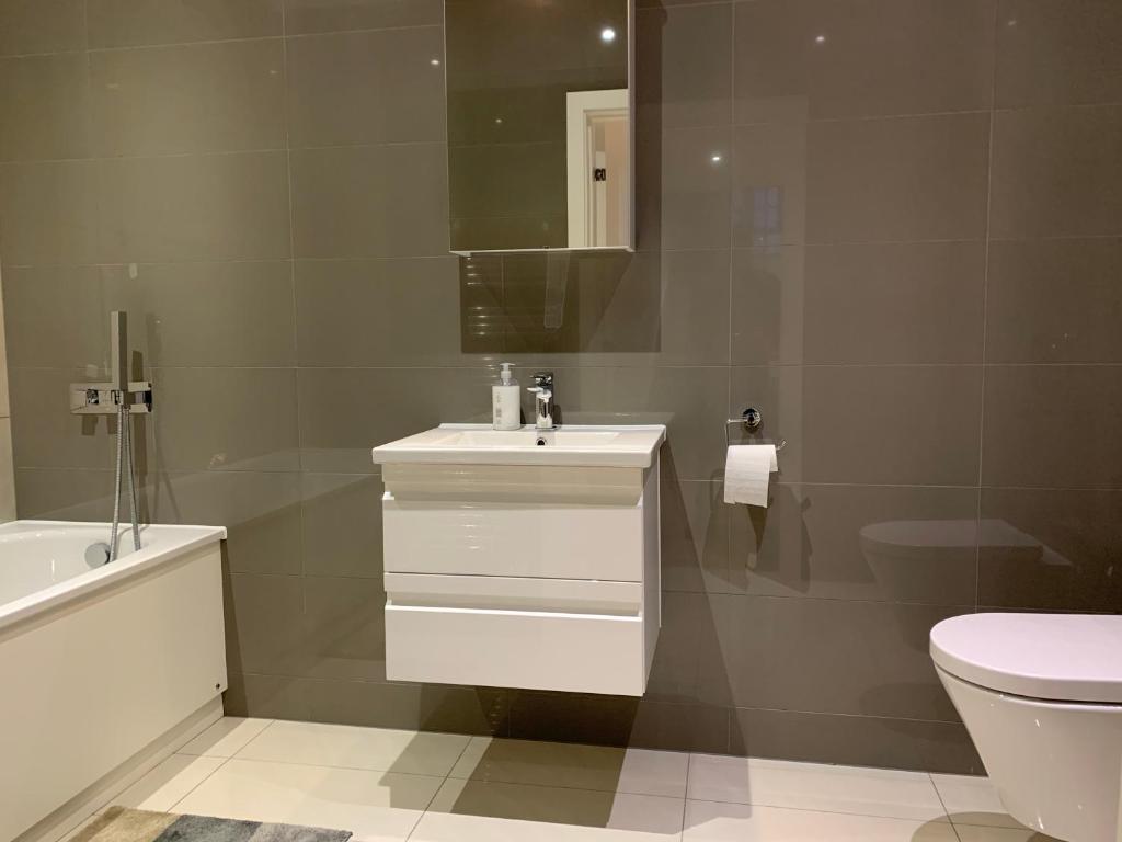 Greenwich Family Stay - Double Room With Private Bathroom