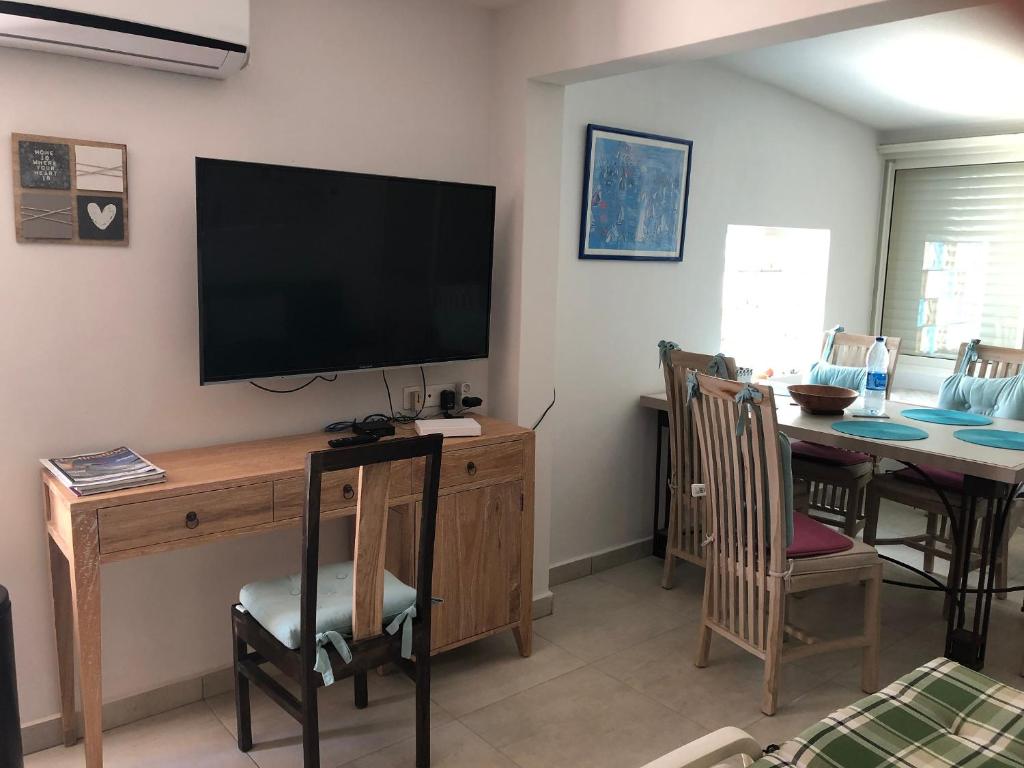 TV a/nebo společenská místnost v ubytování Duplex luxe au NBBC , les pieds dans le sable