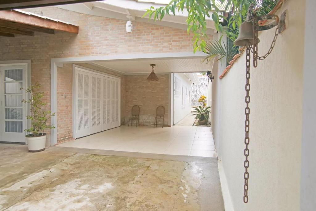 ein leerer Flur eines Hauses mit einer Kette in der Unterkunft Beach House in Ubatuba