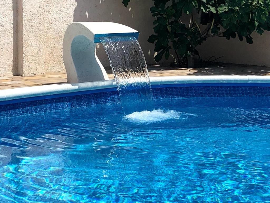 ein Springbrunnen in einem Schwimmbecken in der Unterkunft Apartman Matej with pool Povljana in Povljana