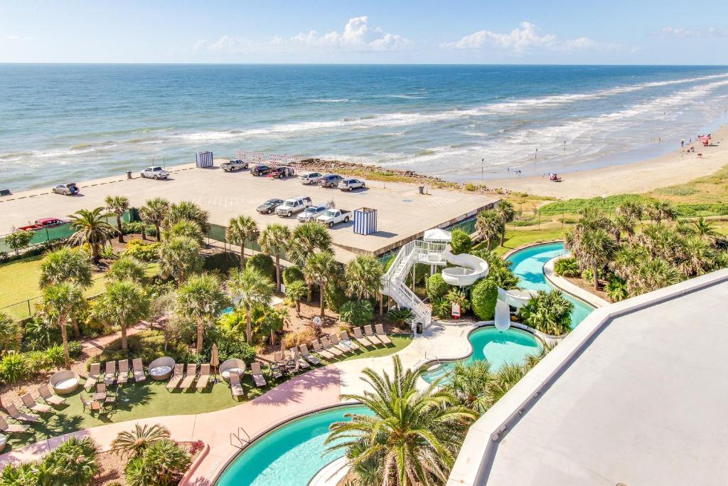 vista aerea sulla piscina e sulla spiaggia del resort di Diamond Beach Condos a Galveston