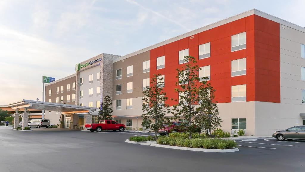 een parkeerplaats voor een gebouw bij Holiday Inn Express & Suites - Tampa East - Ybor City, an IHG Hotel in Tampa